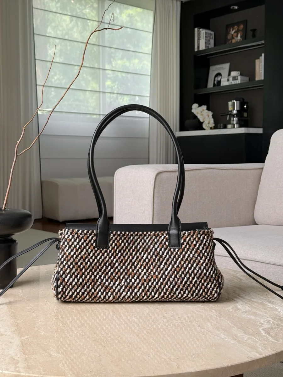 Черно-бежевая сумка Chanel Bowling Bag, вид сзади