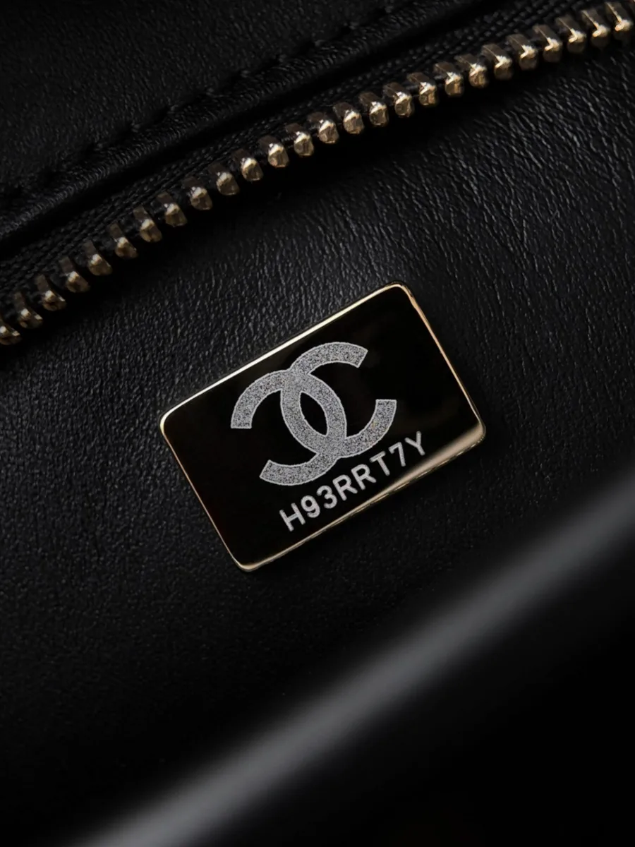 Металлическая пластина с логотипом Chanel и серийным номером внутри сумки
