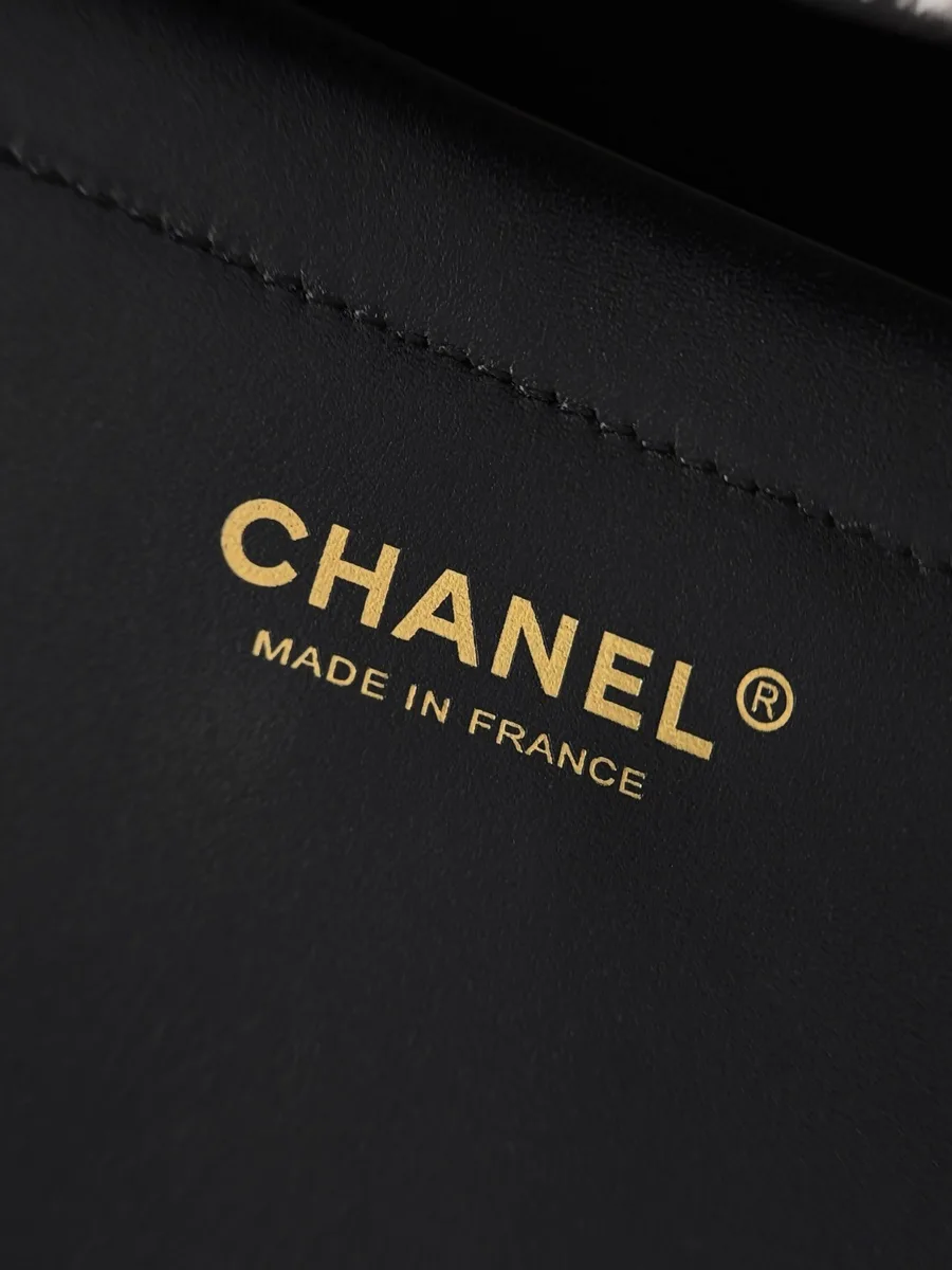 Золотистое тиснение Chanel Made in France на внутренней стороне кожаного клапана