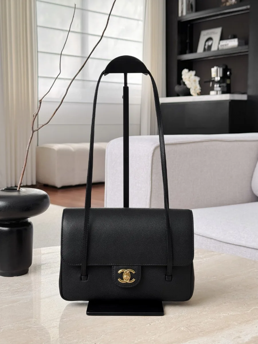 Черная сумка-багет Chanel Baguette Bag на подставке, вид спереди
