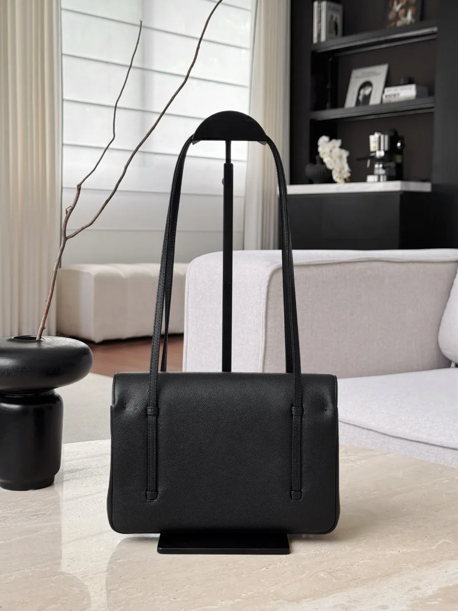 Черная кожаная сумка Chanel Baguette Bag, вид сзади с креплением ремней