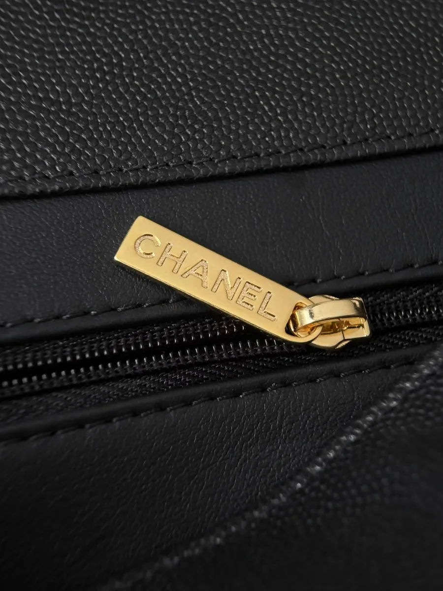 Золотистый бегунок молнии с гравировкой Chanel