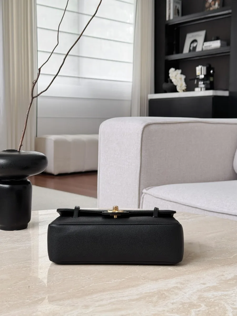 Нижняя часть черной кожаной сумки Chanel Baguette Bag