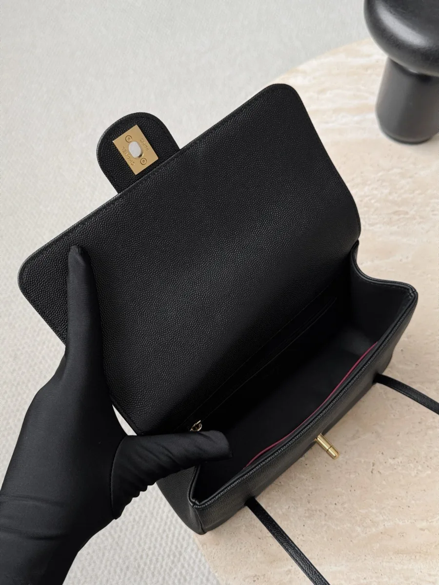Открытая сумка Chanel Baguette Bag, вид на внутреннее отделение