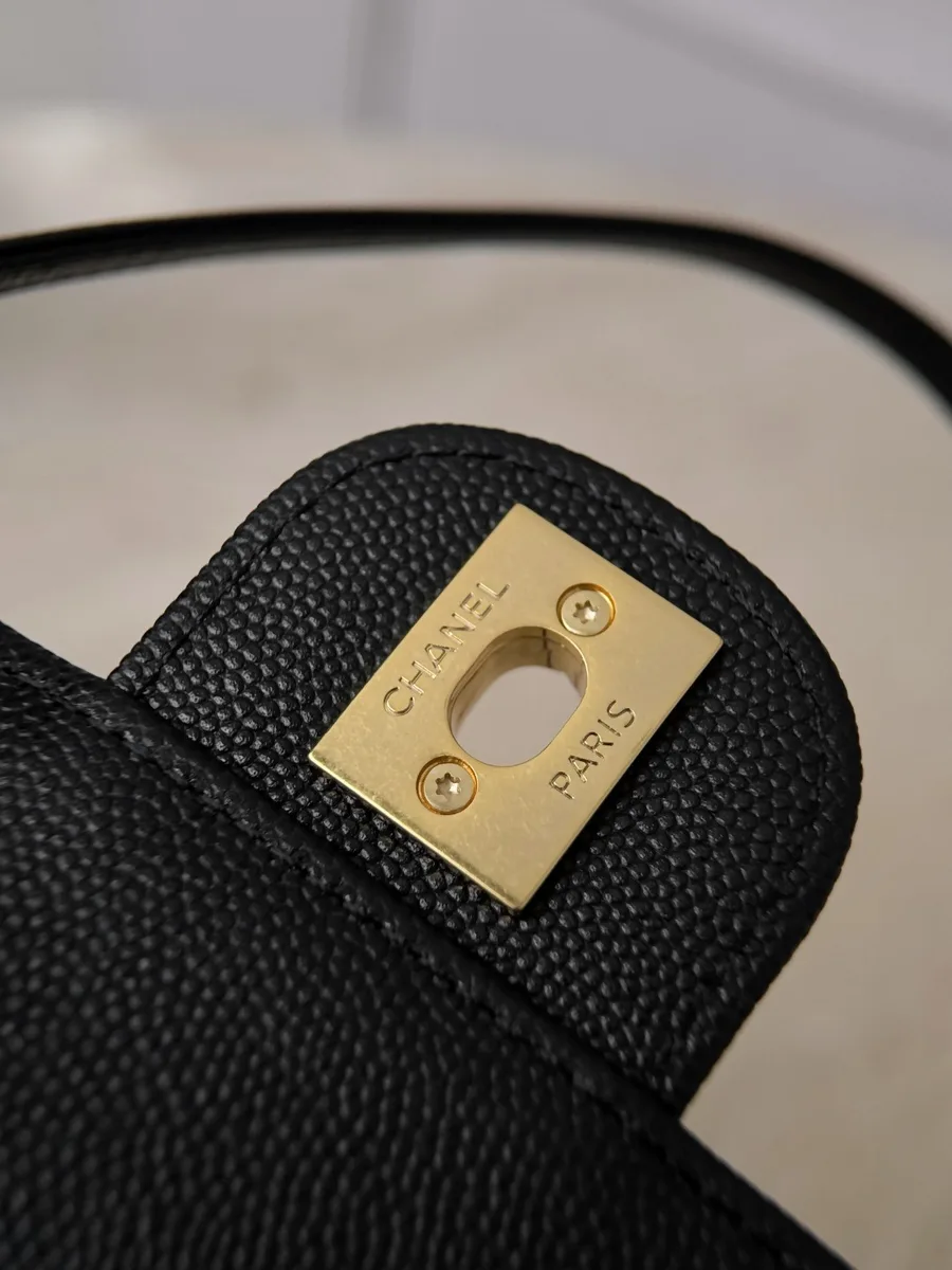 Обратная сторона замка с гравировкой Chanel Paris