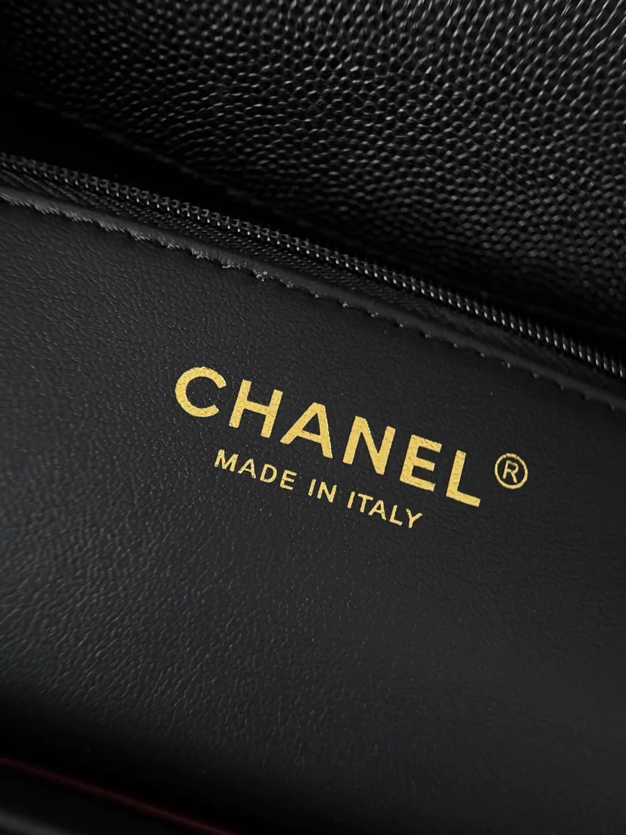 Золотистое тиснение Chanel Made in Italy на внутренней стороне сумки