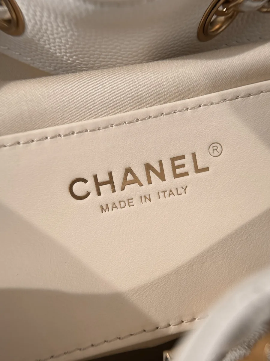 Тиснение золотистого логотипа Chanel Made in Italy внутри сумки