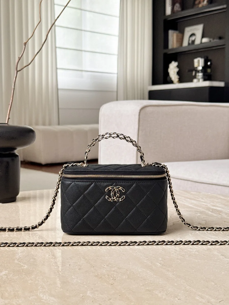 Черная сумка Vanity Case, вид спереди, золотистый логотип CC