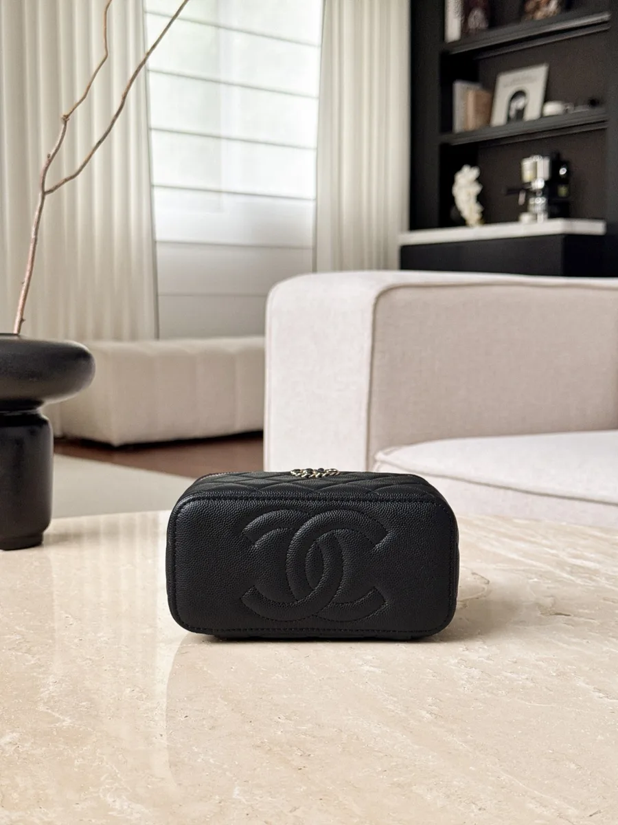 Черная сумка Vanity Case, вид снизу, тисненый логотип CC