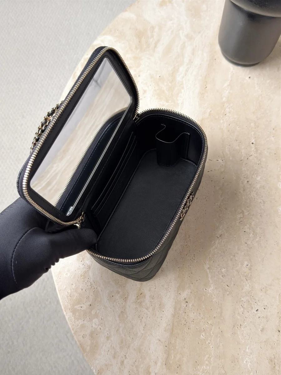 Открытая сумка Vanity Case, внутреннее отделение с зеркалом