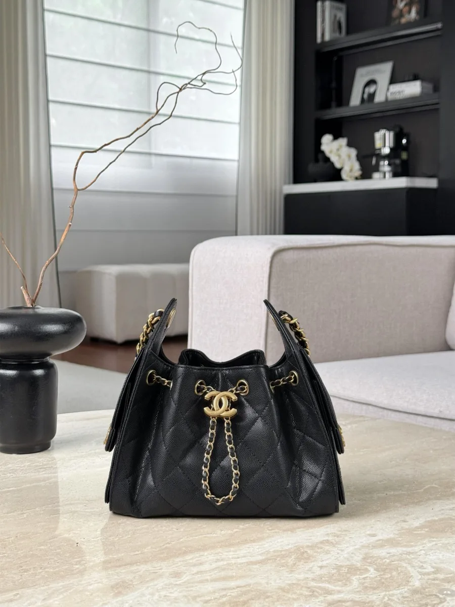 Чёрная сумка-хобо Chanel из зернистой кожи с золотистой фурнитурой, вид спереди.