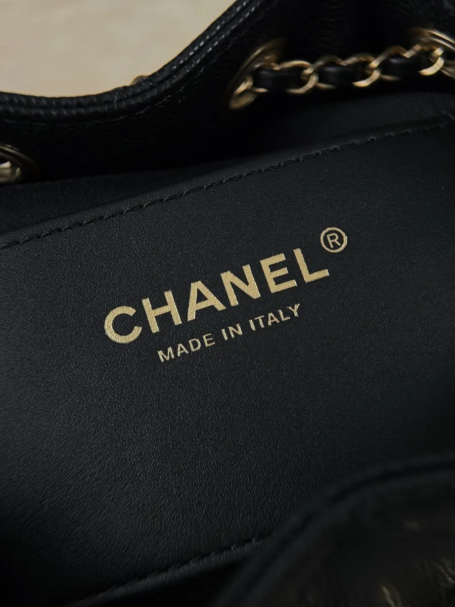 Золотистый тисненый логотип Chanel Made in Italy внутри сумки.