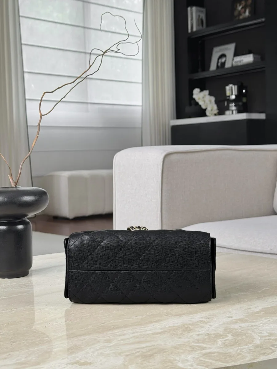 Чёрная сумка-хобо Chanel из зернистой кожи, вид снизу на прямоугольное дно.