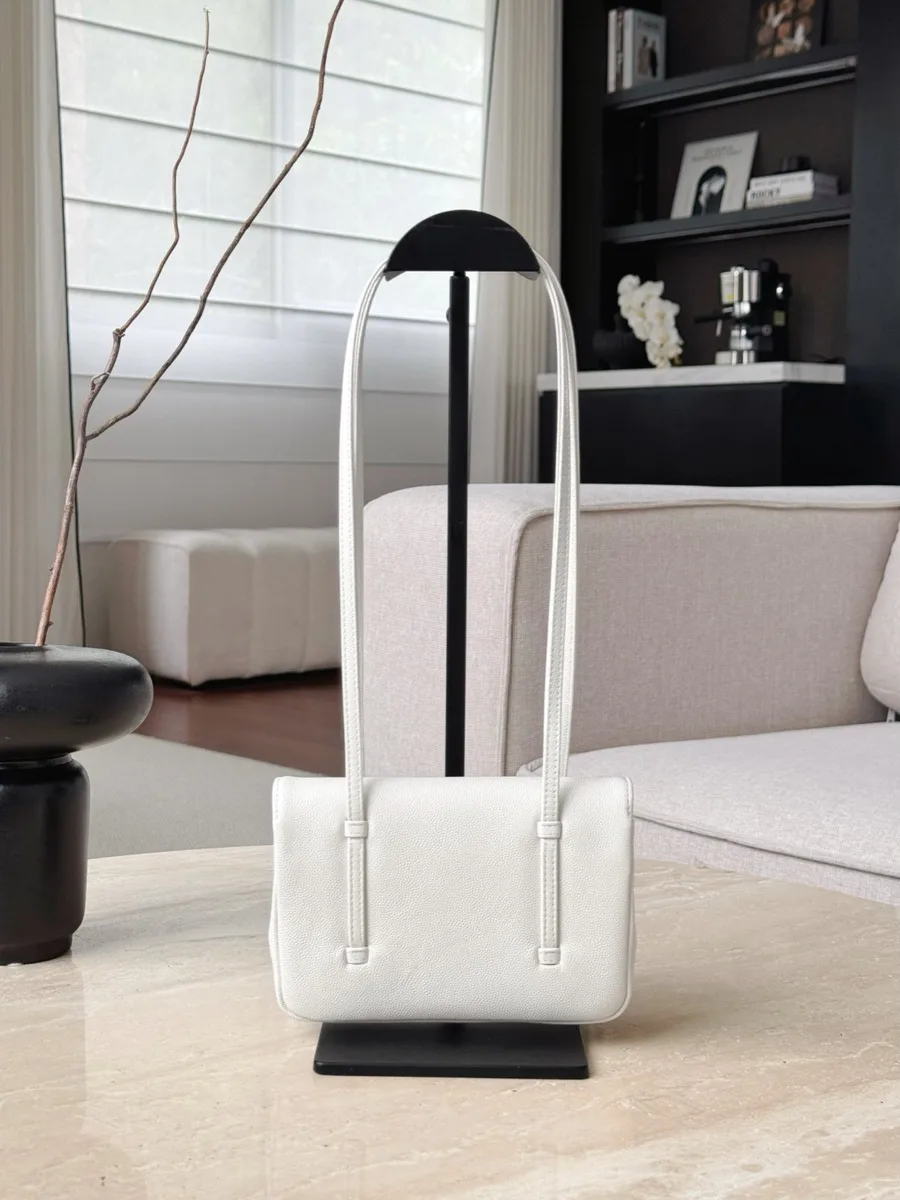 Белая сумка Chanel Baguette Bag на подставке, вид сзади