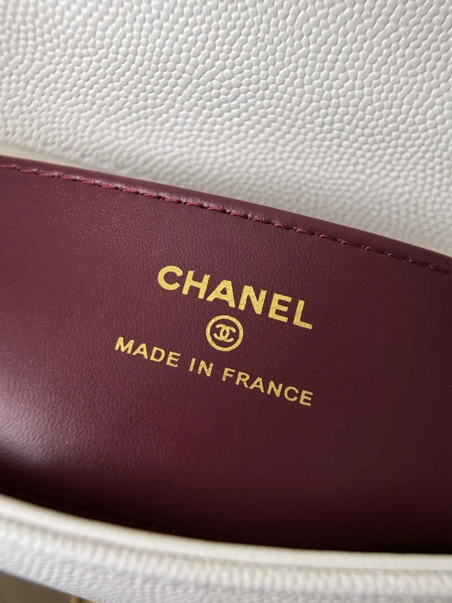 Крупный план внутреннего кармана из бордовой кожи с золотистым тиснением Chanel