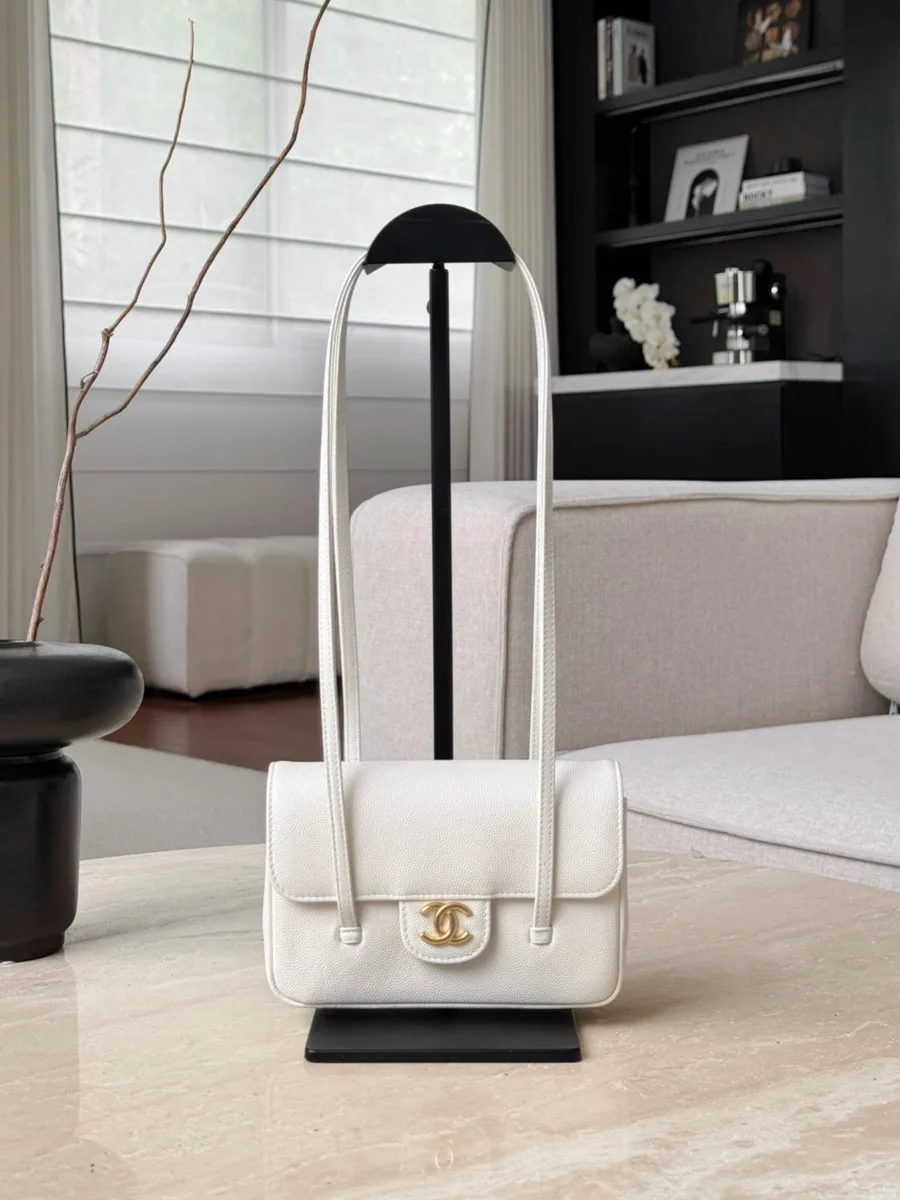 Белая сумка Chanel Baguette Bag в фирменной коробке с пыльником и пакетом
