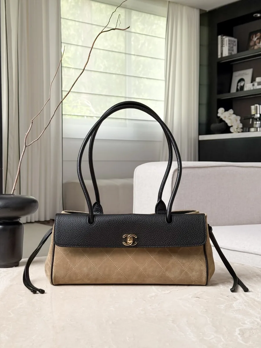 Коричневая замшевая сумка Chanel Baguette Bag с чёрным кожаным клапаном, вид спереди