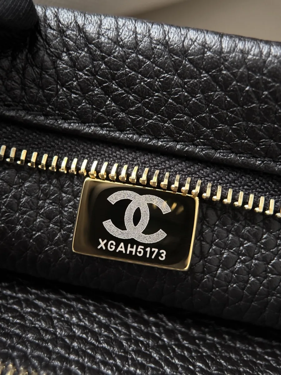 Золотистое тиснение Chanel Made in Italy на чёрной зернистой коже