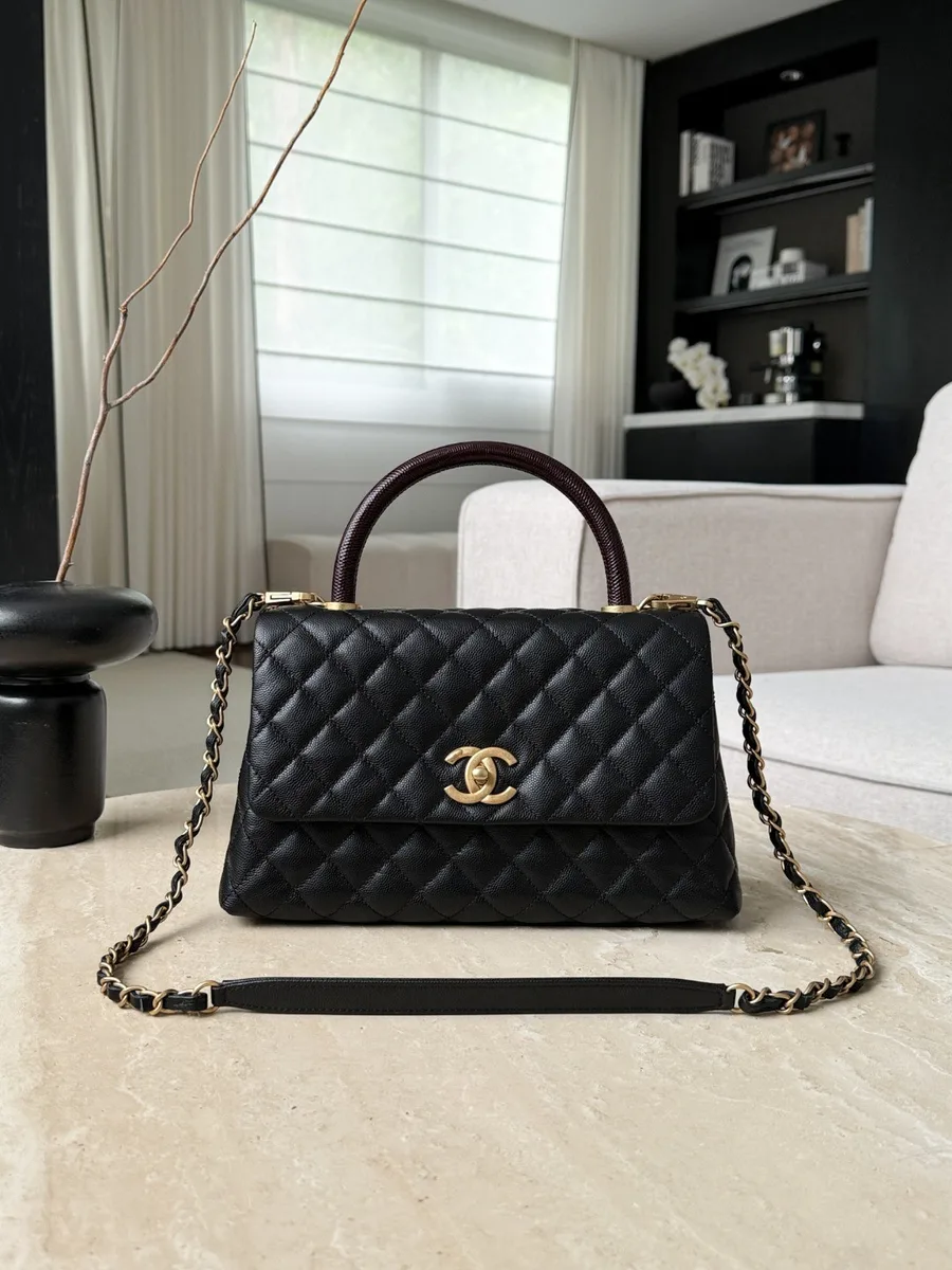 Черная сумка Chanel Coco Handle с бордовой ручкой, вид спереди