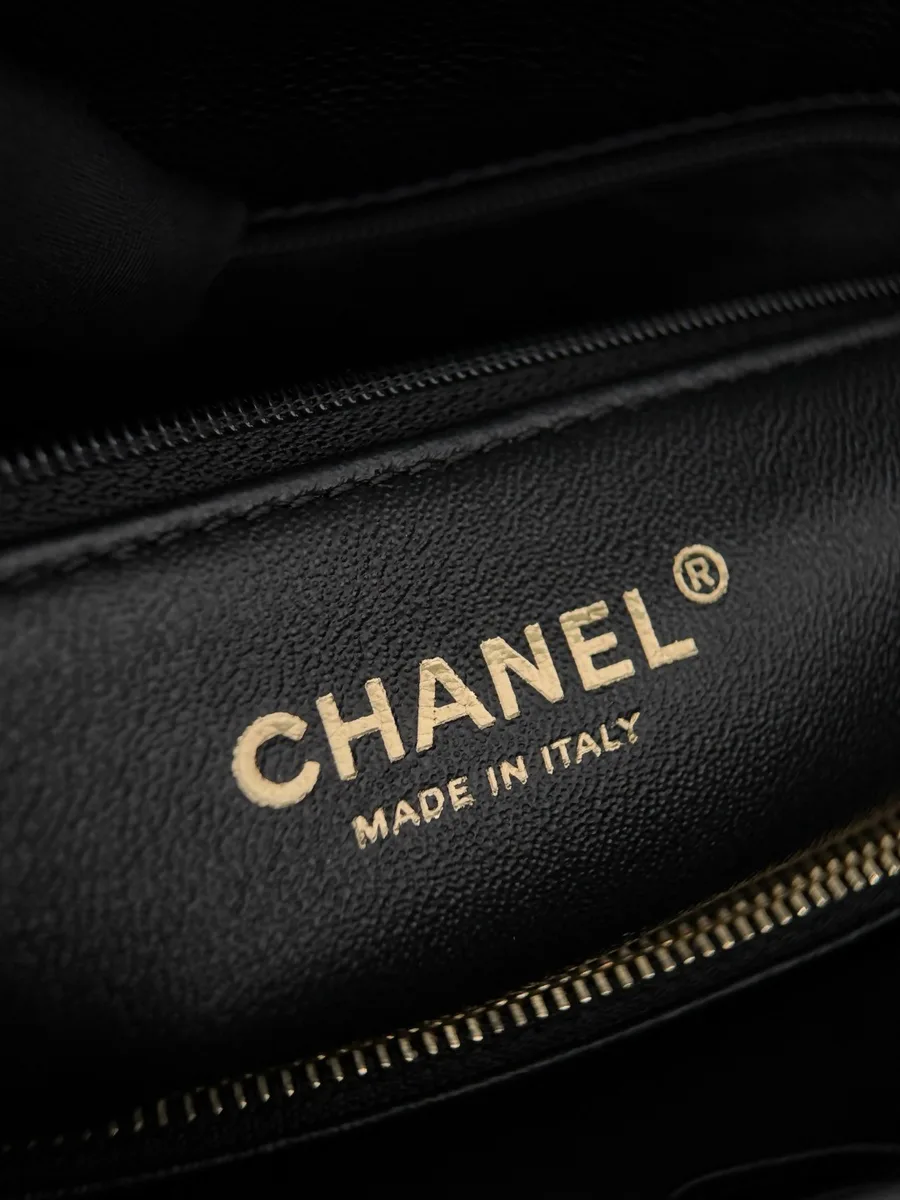 Золотистое тиснение Chanel Made in Italy на кожаной отделке внутри