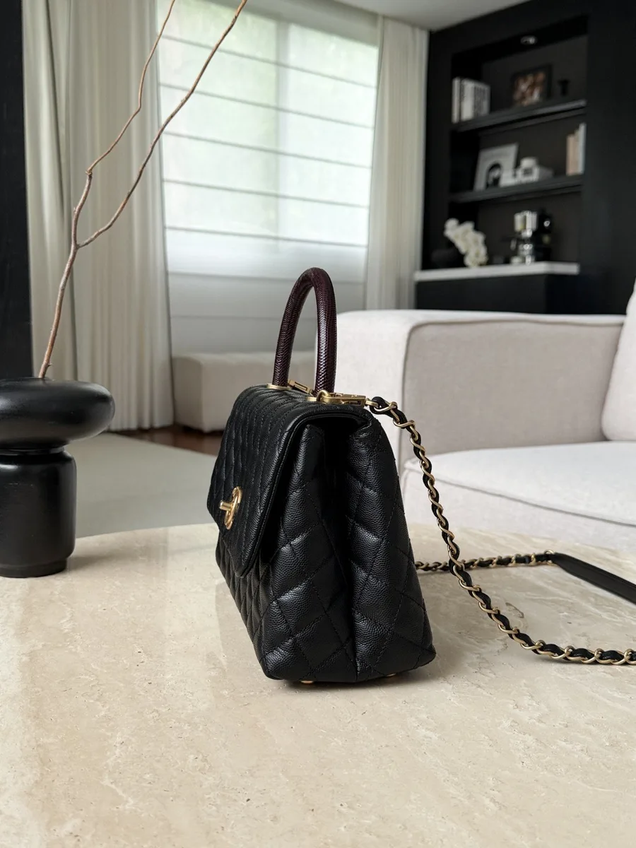 Черная стеганая сумка Chanel Coco Handle с бордовой ручкой, вид сбоку