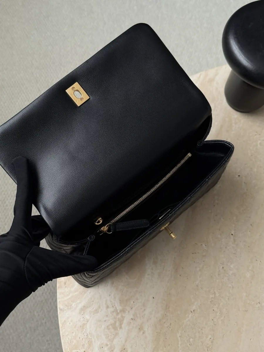 Открытая сумка Chanel Coco Handle, вид на внутреннее отделение и подкладку