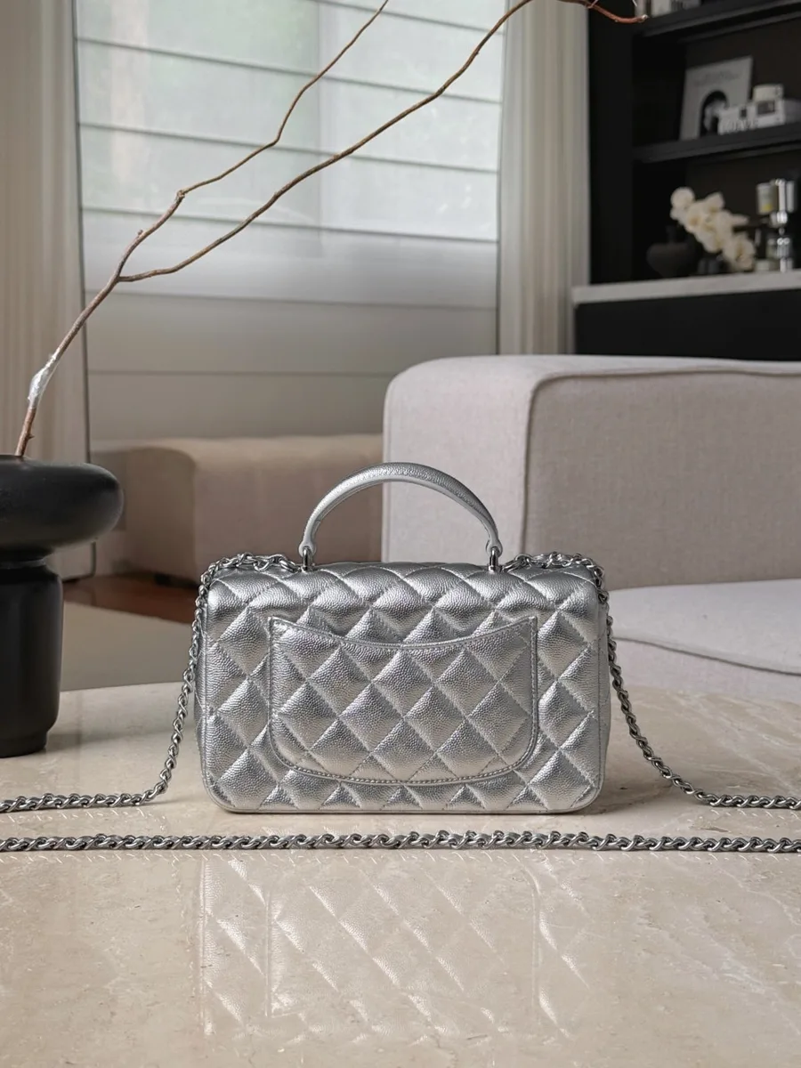 Серебристая сумка Mini Handle Bag, вид сзади с плоским карманом