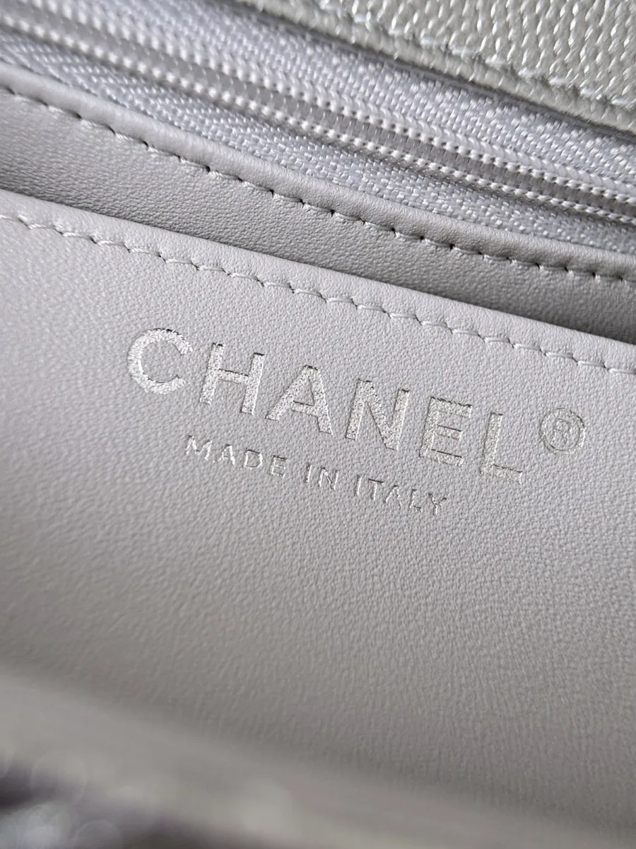 Серебристое тиснение Chanel Made in Italy на внутренней подкладке
