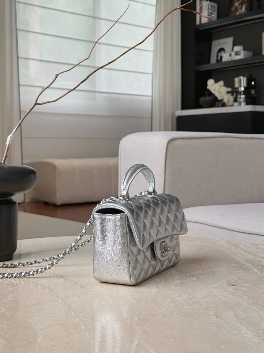 Серебристая сумка Mini Handle Bag, вид сбоку, зернистая текстура кожи