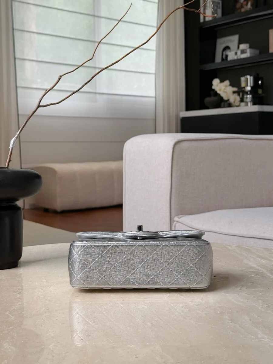 Серебристая сумка Mini Handle Bag, вид снизу на устойчивое дно