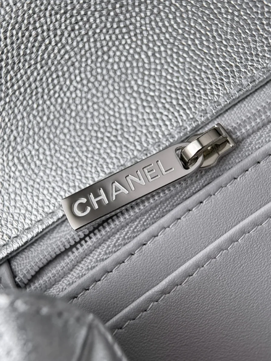 Внутренний карман на молнии с брендированным пуллером Chanel