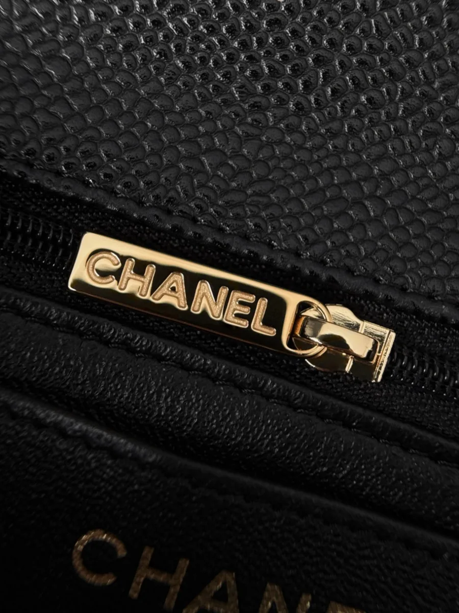 Крупный план молнии с гравировкой Chanel на пуллере