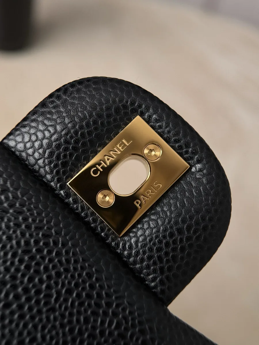 Внутренняя сторона замка с гравировкой Chanel Paris