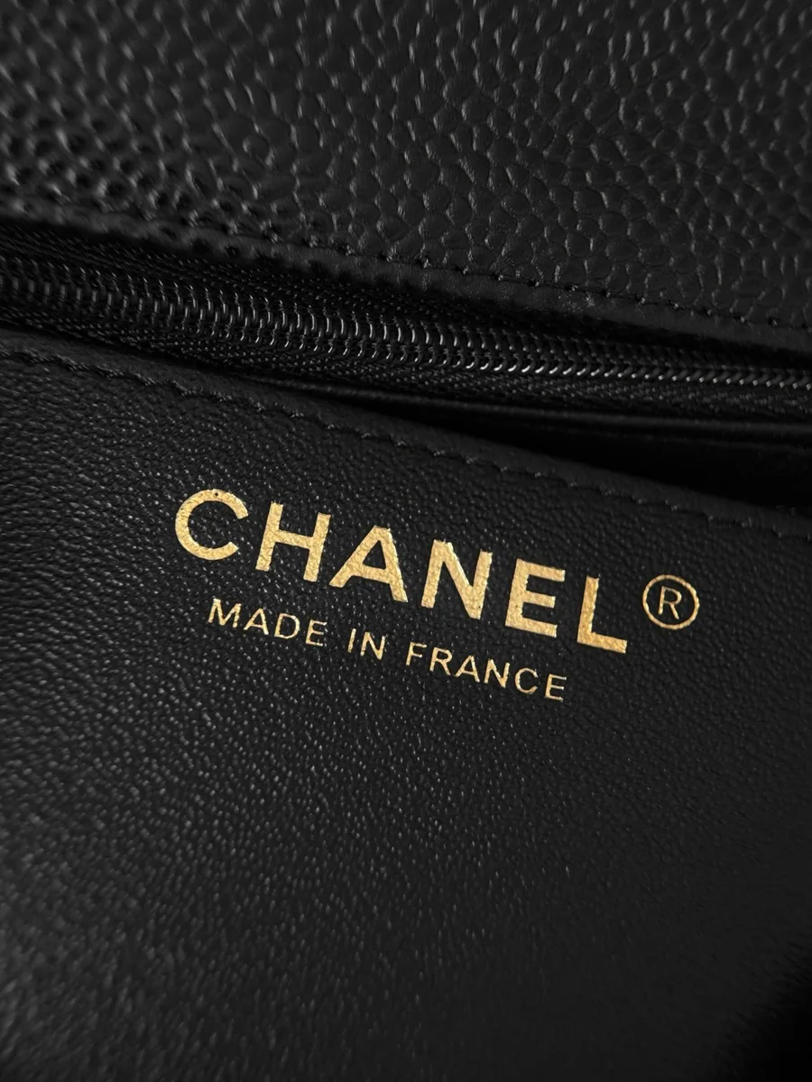 Золотистый штамп Chanel Made in France на внутренней стороне
