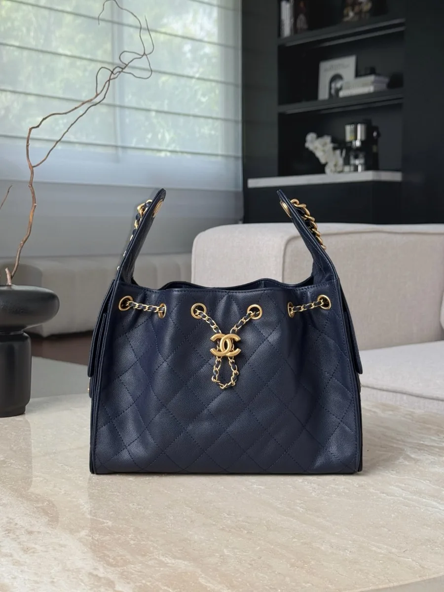 Темно-синяя сумка-хобо Chanel из зернистой кожи, вид спереди