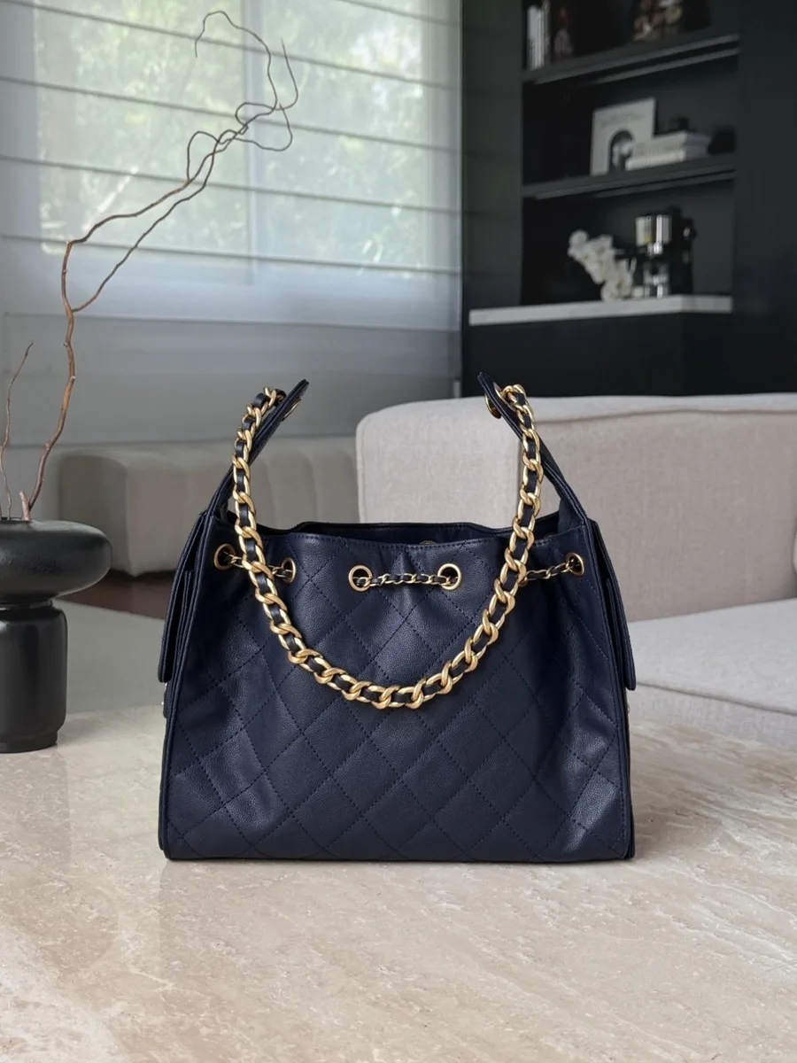 Темно-синяя сумка-хобо Chanel, вид сзади с плечевым ремнем-цепочкой