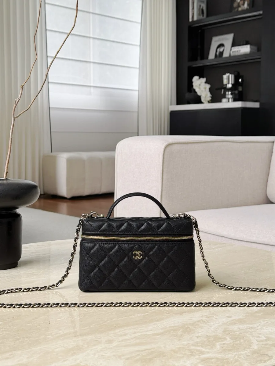 Чёрная сумка Vanity Case с верхней ручкой и золотистой фурнитурой, вид спереди