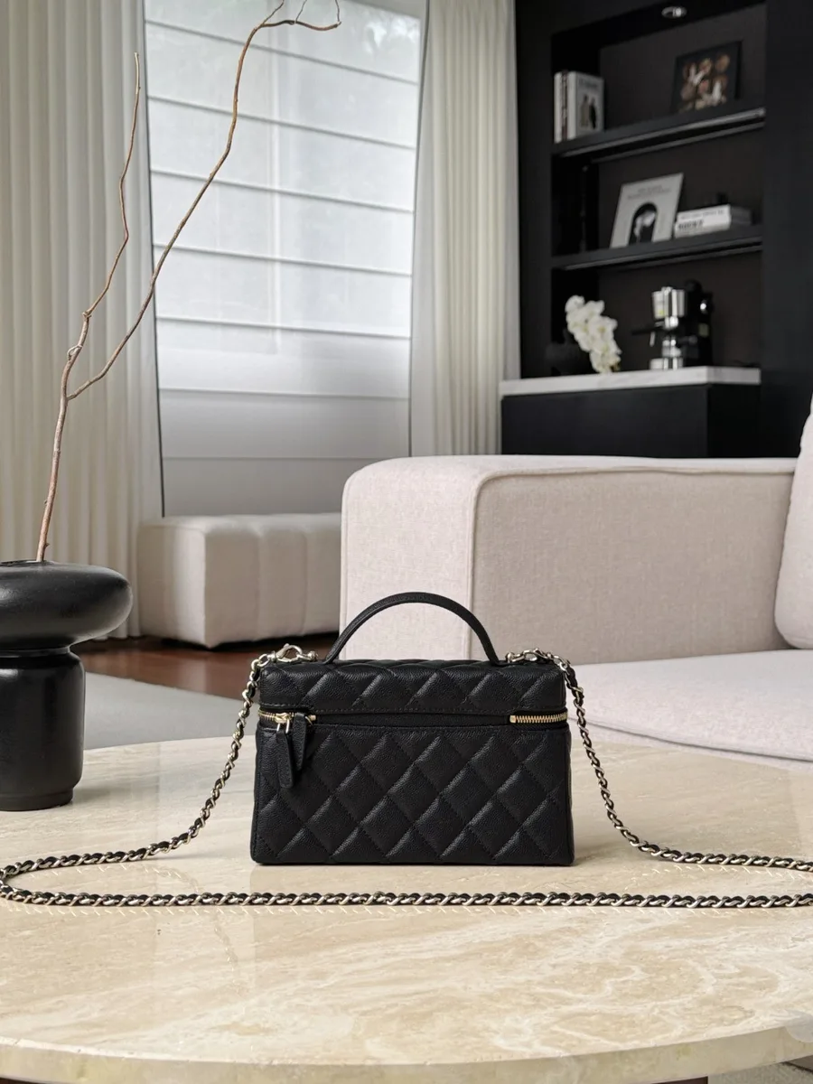 Чёрная стёганая сумка Vanity Case на плечевом ремне-цепочке, вид спереди