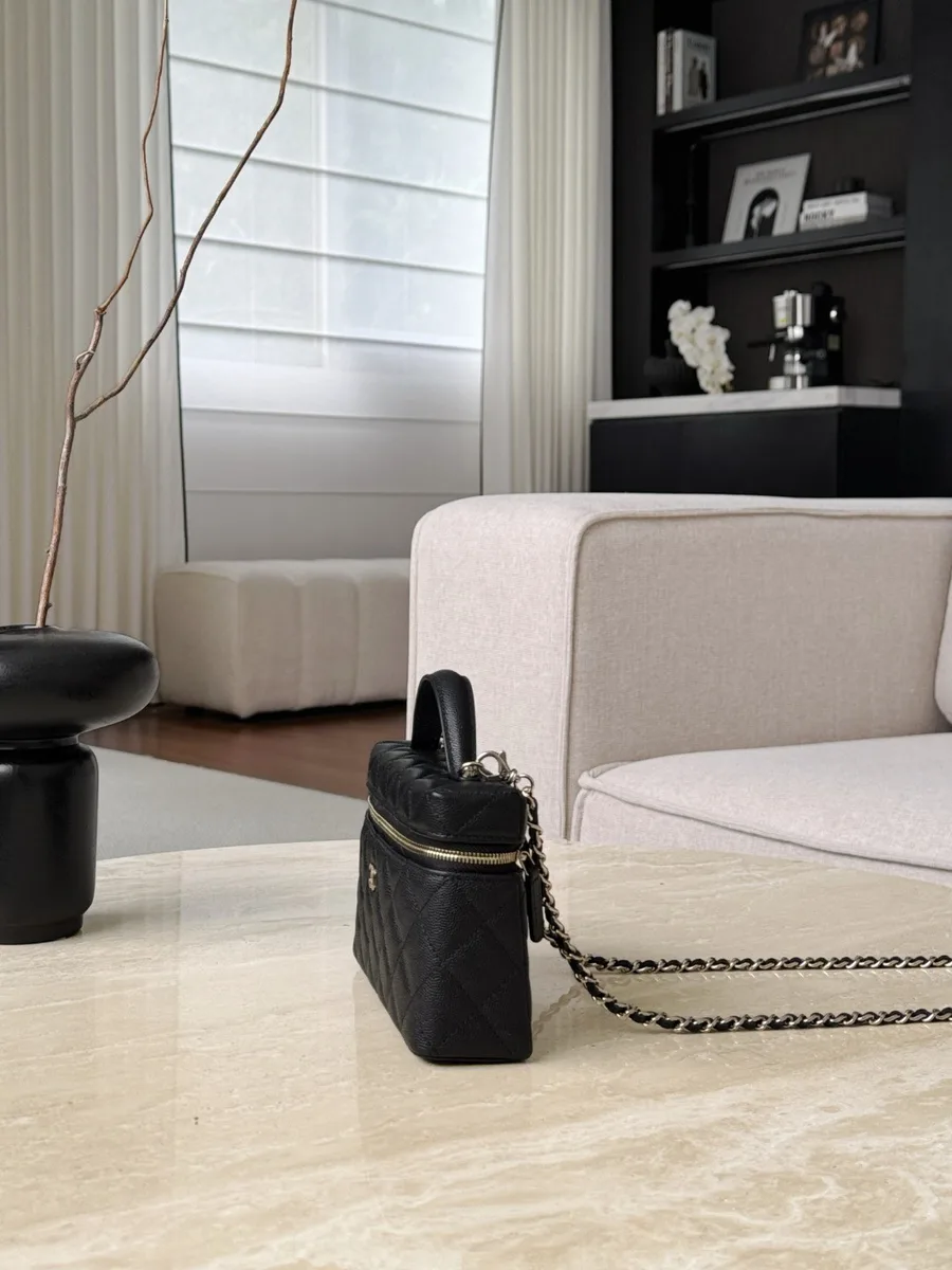 Чёрная сумка Vanity Case из зернистой кожи, вид сбоку