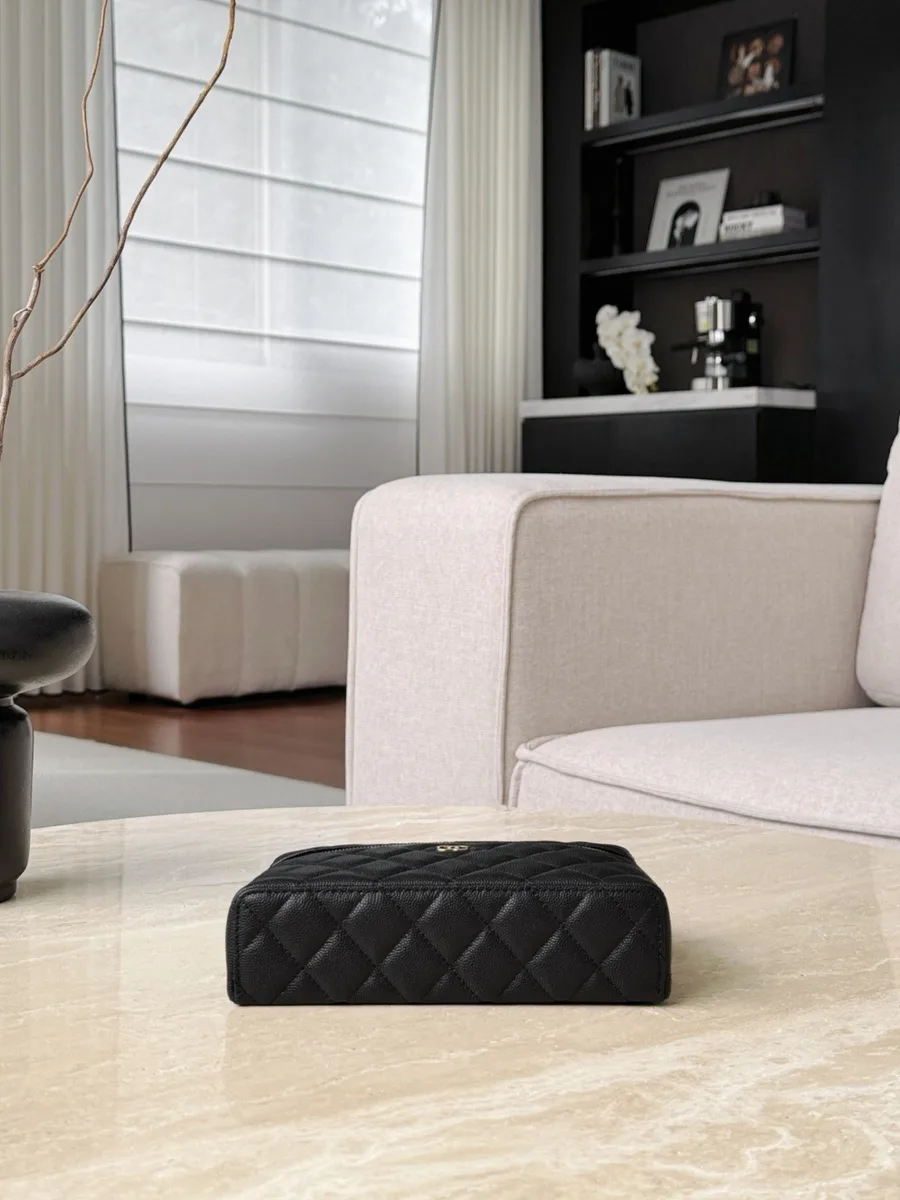 Чёрная стёганая сумка Vanity Case, вид снизу
