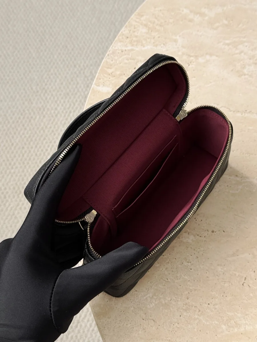 Открытая сумка Vanity Case с бордовой текстильной подкладкой, вид сверху