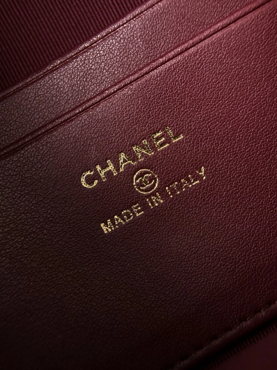 Золотистое тиснение Chanel Made in Italy на внутренней кожаной отделке