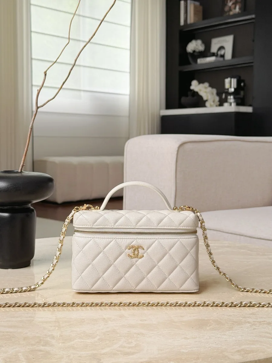 Белая сумка-кейс Chanel Vanity Case с верхней ручкой и цепочкой, вид спереди