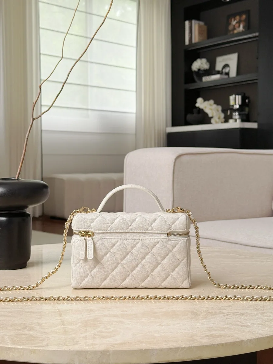Белая сумка-кейс Chanel Vanity Case из зернистой кожи, вид сзади