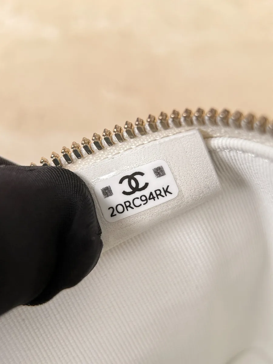 Бирка с серийным номером на внутренней подкладке сумки Chanel