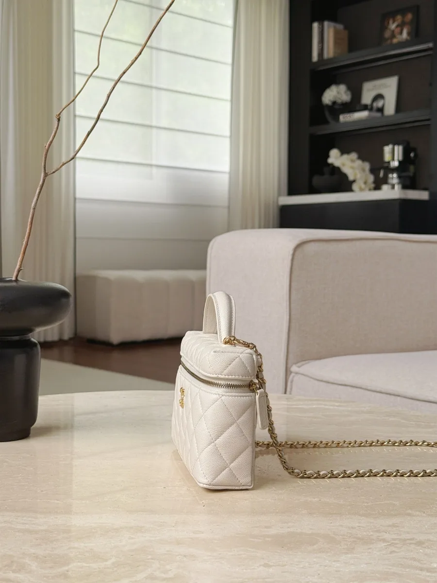 Белая сумка-кейс Chanel Vanity Case из зернистой кожи, вид сбоку