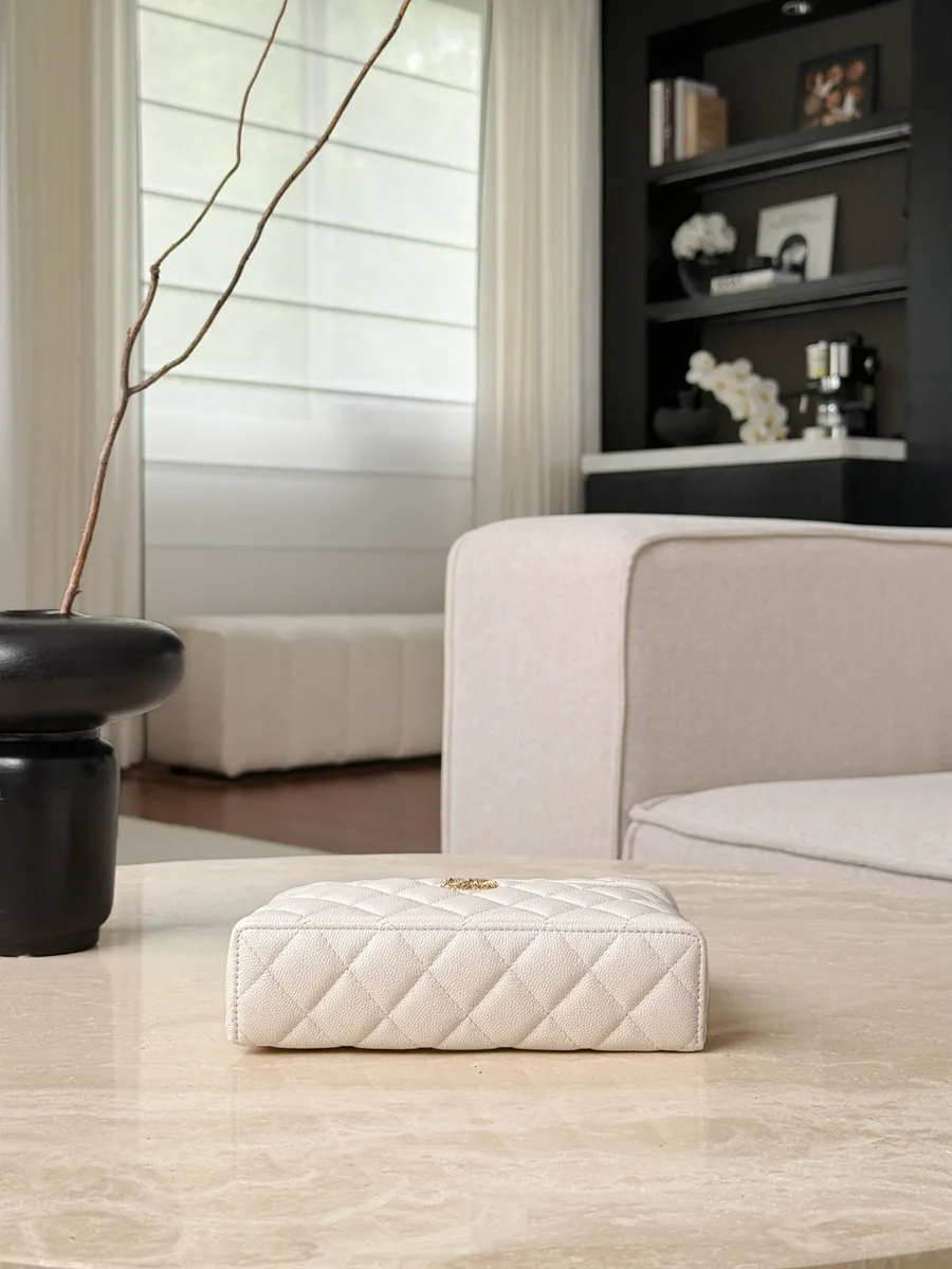 Белая сумка-кейс Chanel Vanity Case, вид на нижнюю панель со швами