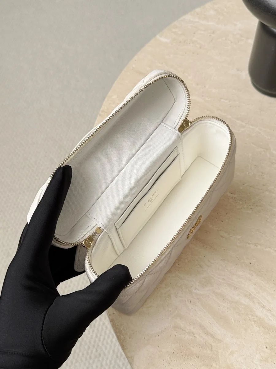 Открытая белая сумка-кейс Chanel Vanity Case, вид на внутреннее отделение