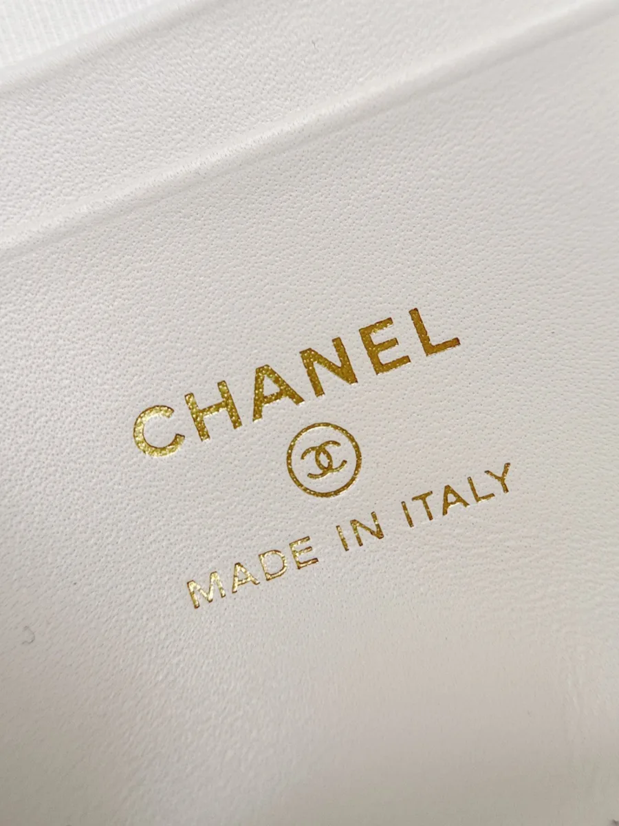 Золотистый штамп Chanel Made in Italy на внутренней кожаной отделке