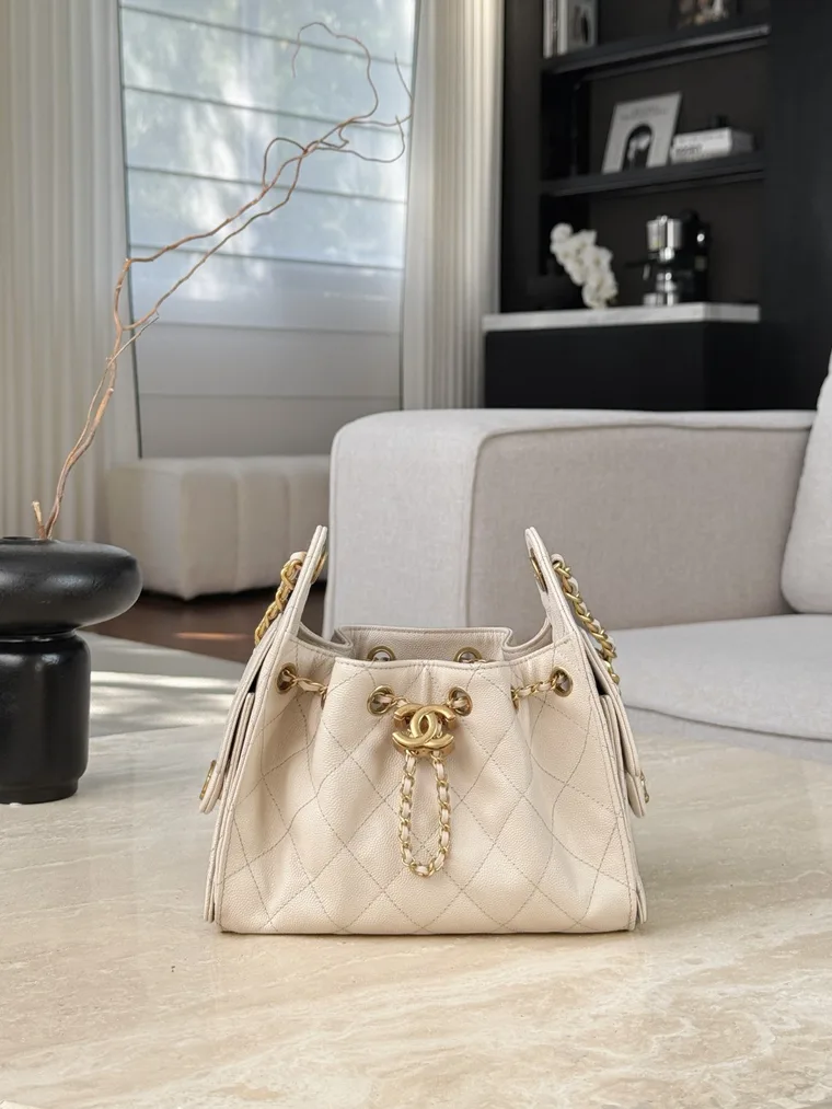 Chanel Молочно-белая сумка Hobo Mini